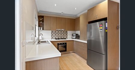 Spacious 3 Bedroom Unit with Double Garage & Private Courtyard - Photo 2