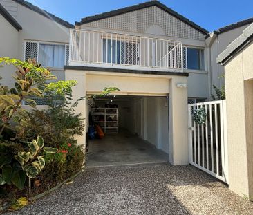 Stunning Townhouse in Broadbeach Waters - Photo 5