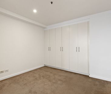 Modern Apartment with Style, Light & Location - Photo 3