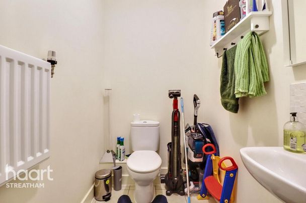 4 bedroom end of terrace house to rent - Photo 1