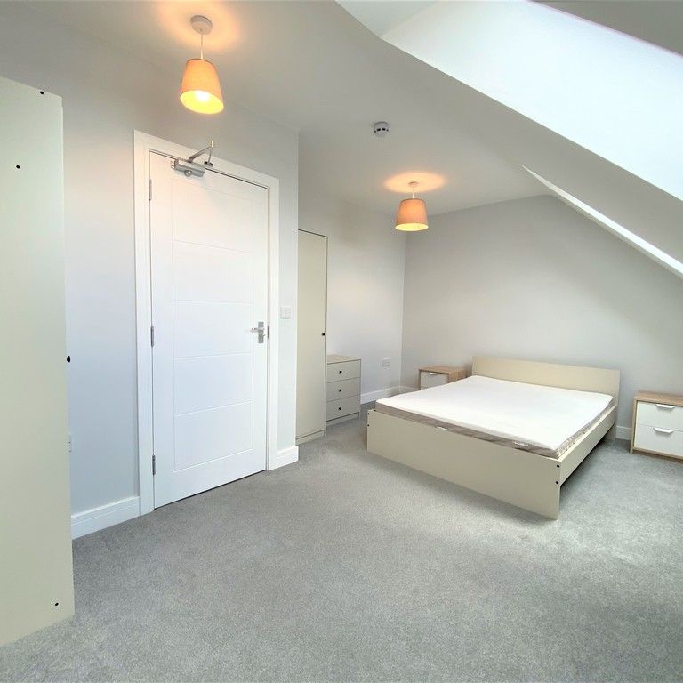 Elmshott Lane, Slough - Photo 1