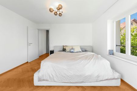 Work & Live Combined: Exclusive 4.5-room apartment in Wil with additional office - Photo 2