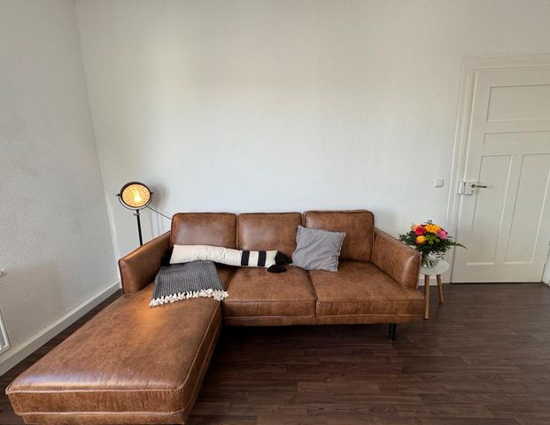 Altbaucharme: Geräumige, möblierte 2 Zimmer-Wohnung mit Küche - Photo 1