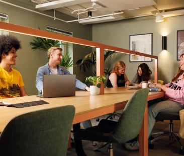 Large High Double Ensuite - Photo 2