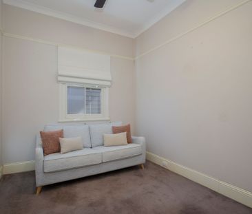 FULLY FURNISHED - Contemporary living meets classic charm! - Photo 2