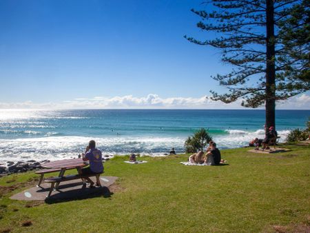 BURLEIGH WATERS FAMILY HOME - Photo 3