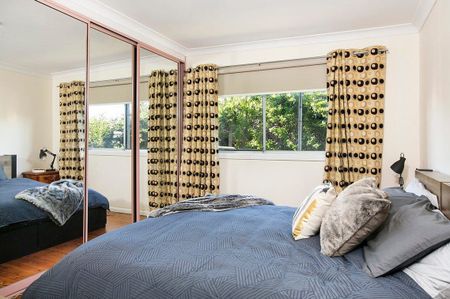 LARGE 4 BEDROOM HOME WITH A POOL! - Photo 5