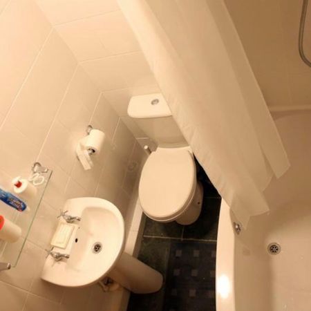 Great One Bed Victorian Conversion Flat for Let at Heart of Amersham Triangle with Bills Included - Photo 4
