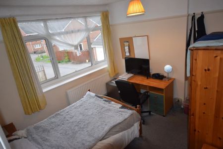 To Rent Columbia Road, Ensbury Park, Bournemouth, BH10 £2,640 pcm Tenancy Info - Photo 4