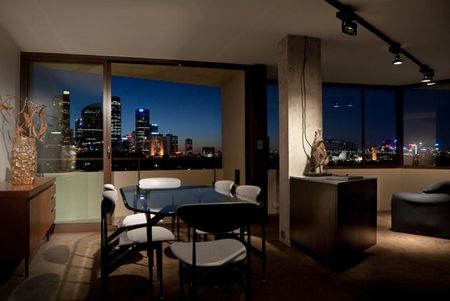 Immaculate Furnished Studio (One Bedroom Size) with Harbour & City Views - Photo 2