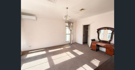 Elegant 5-Bedroom Family Home in Prime Balwyn North Location - Photo 2