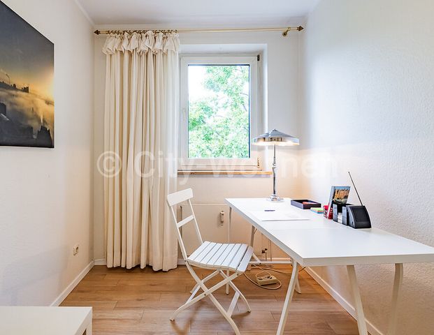 Helle, komplett möblierte 2,5-Zimmer Wohnung in Hamburg-Winterhude mit Balkon - Foto 1