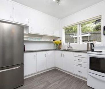2 bedrooms with a single garage and 2 parking ... - Photo 2