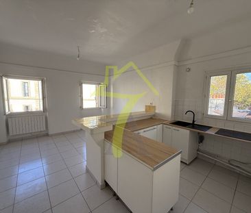 Location Appartement 2 pièces 42m² MARSEILLE 1er - Photo 2