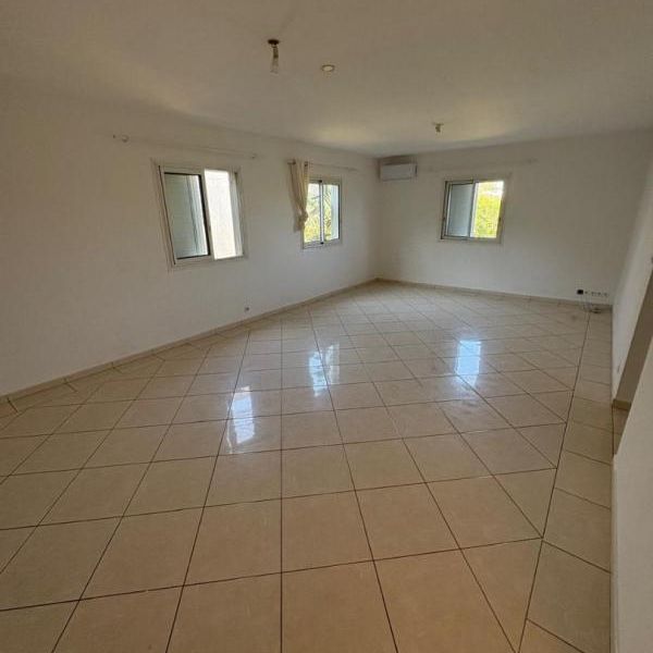 Location Maison 4 pièces 106m² ST PIERRE 97410 - Photo 1