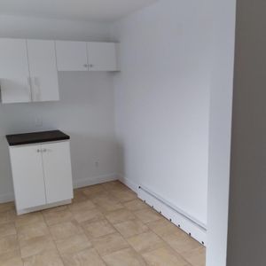 Mercier: 4 ½ Rénové, Chauffer-eau Chaude - Photo 2