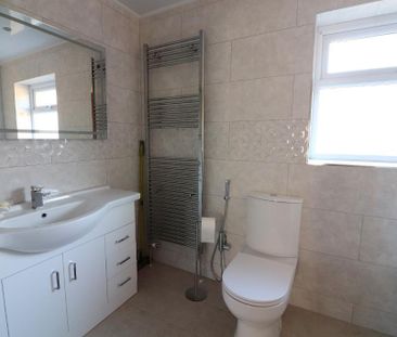 3 bedroom end of terrace house to rent - Photo 4