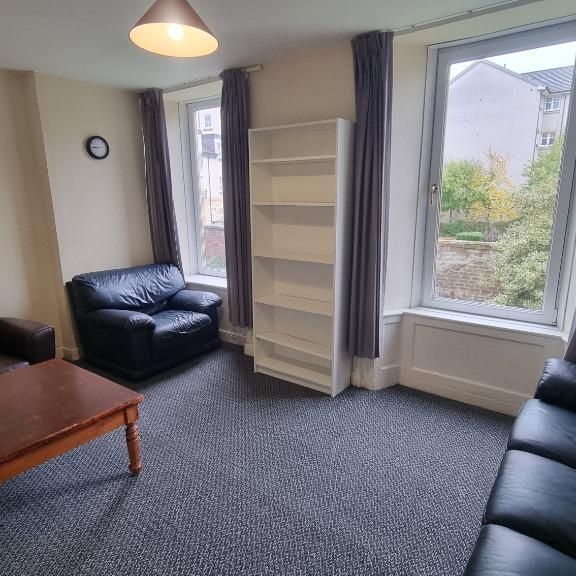 4 bedroom flat to rent - Photo 1
