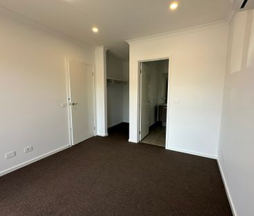 22 Marathon Way, Narre Warren South VIC - Photo 6