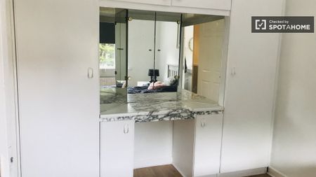 Cosy room in 5-bedroom house in Sandyford, Dublin - Photo 3