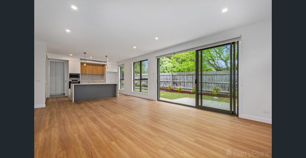 Huge modern townhouse - Photo 1