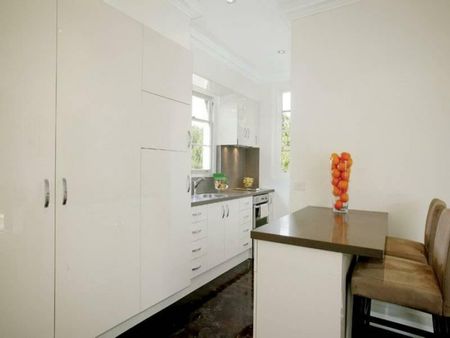 LARGE ART DECO PROPERTY IN THE MOST LIVEABLE ADDRESS - Photo 3