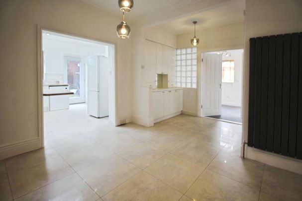 3 bedroom end of terrace house to rent - Photo 1