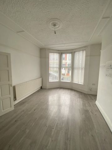 3 Bed Terraced House, Walsingham Road, CH44 - Photo 3