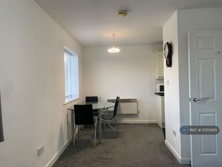 2 bedroom flat to rent - Photo 2