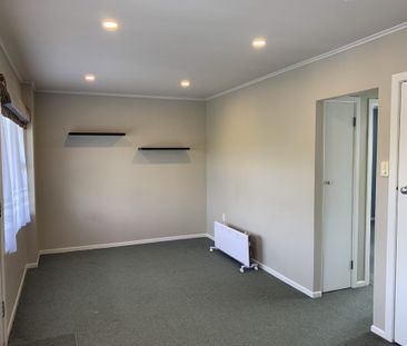 Spacious, one bedroom upstairs unit for rent in an immaculate block... - Photo 5