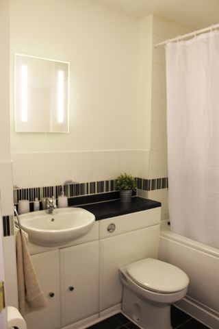 Town Centre, West Green, Crawley - Photo 2