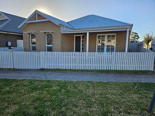 Warm and Welcoming 3 Bedroom Home - Photo 1