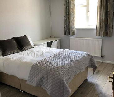 4 bedroom semi-detached house to rent - Photo 4