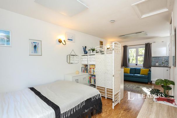 Studio to rent - Photo 1