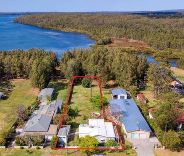 Stunning Renovated Period Home on 1832sqm Waterfront Block - Photo 6