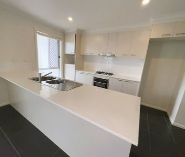 BREAK LEASE - Modern 4-Bedroom Home in Sought-After Gainsborough Gr... - Photo 4