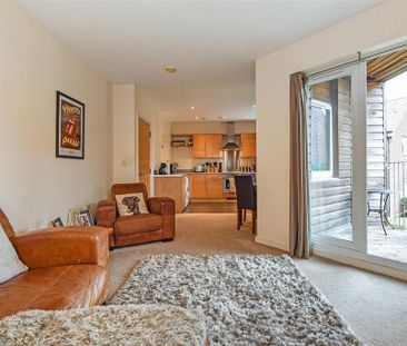2 bedroom flat to rent - Photo 2