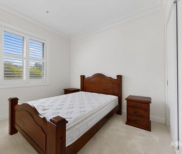 Prestigious Family Residence with Exceptional Space & Luxury Finishes - Photo 4