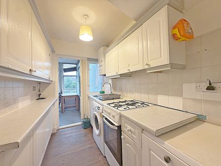 UB6, Greenford - Photo 4