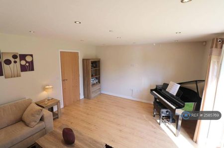 4 bedroom semi-detached house to rent - Photo 4