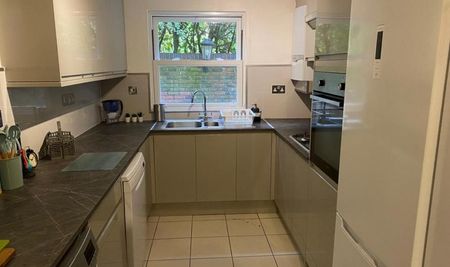 Room in a Shared Flat, Kingsridge, SW19 - Photo 5