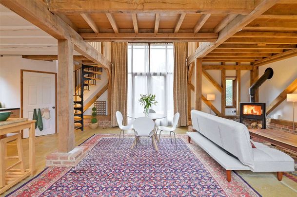 Short let: all bills included. Superb converted barn with an idyllic private garden set in a beautiful private and secure estate. - Photo 1