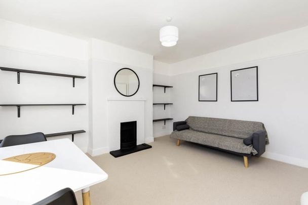 Bright and cosy two bedroom flat located in a lovely period conversion - Photo 1