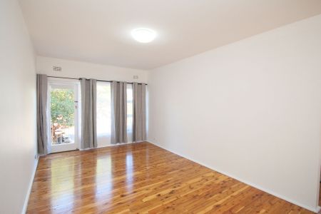 Bright & Convenient Two-Bedroom Apartment - Photo 3