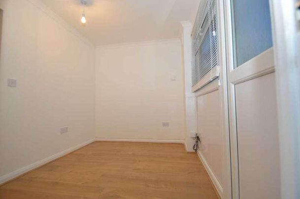 Row Town, KT15 - Photo 1