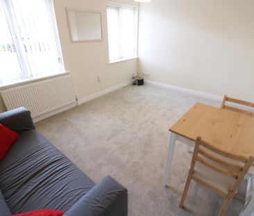 2 bedroom ground floor flat to rent - Photo 2