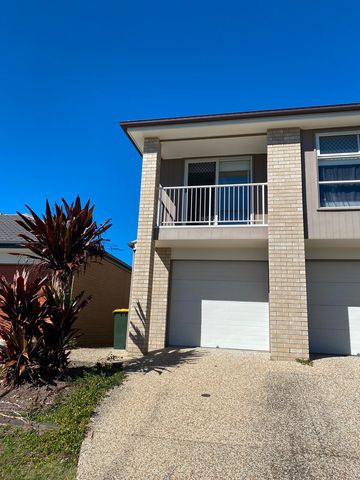AIR CONDITIONED TWO BEDROOM DUPLEX WITH LARGE COURTYARD ! - Photo 2
