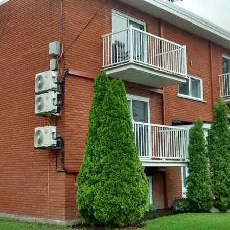 Beloeil grand 4 1/2 avec (2) stationnements déneigés ,entrée laveuse/sécheuse thermopompe, disponible pour le 1 Février 2026. - Photo 4