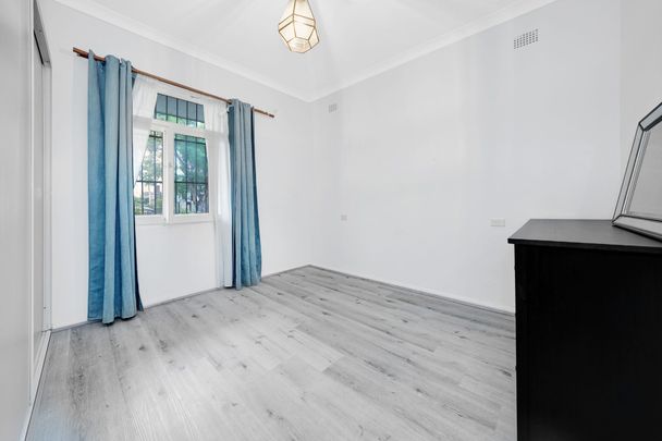 LARGE FAMILY HOUSE! - Photo 1