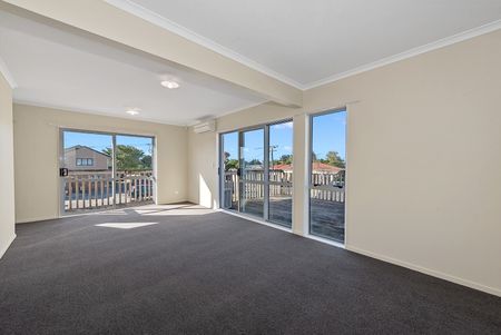 ZONED FOR BOYS HIGH SCHOOL Fantastic Spacious Townhouse located in the Hillcrest area just a short walk from the Waikato University and local shops. - Photo 3